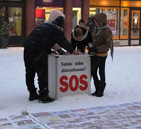 芬蘭北部羅瓦涅米市民簽名聲援法輪功反迫害