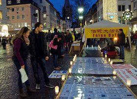 世界人權日，法輪功學員在德國弗萊堡市中心舉辦反迫害活動