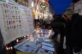 德國弗萊堡市中心，人們簽名聲援法輪功反迫害
