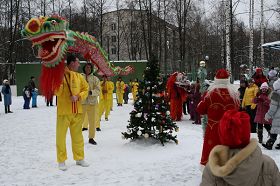 法輪功學員表演的舞龍舞獅受到莫斯科民眾歡迎