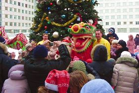 法輪功學員表演的舞龍舞獅受到莫斯科民眾歡迎