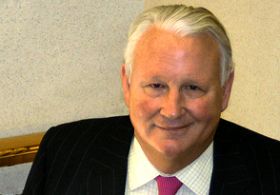 喬治•艾斯特斯是SPARTA保險公司的總裁和首席執行官