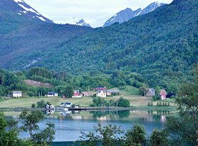 '約翰的故鄉在挪威的綏柯梵，這裏遠離塵世，風景秀麗，宛如中國人傳說的世外桃源'