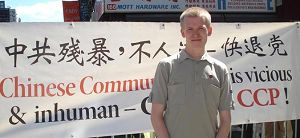 二零一零年九月四日，面帶羞澀的年輕人約翰第一次來到曼哈頓的唐人街，用善心向中國人講真相。