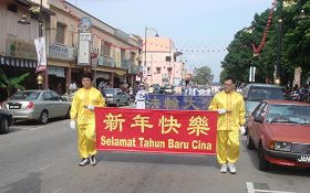 '法輪功隊伍連續來到馬來西亞柔佛州兩個城市──東甲和麻坡市舉行遊行活動，向當地市民們帶來新年祝福。'