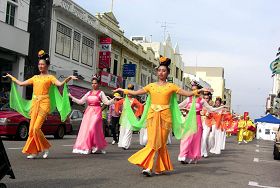 '仙女隊走在麻坡市的街頭上，讓民眾想起中國真正的古老文化。'
