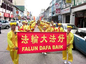 '腰鼓隊隊伍走在麻坡市的街頭上，帶給當地民眾新年喜慶氣息。'