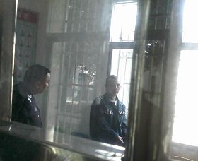 廖志軍（右）在湖南常德津市監獄一監區接見室