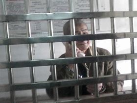廖松林在湖南常德津市監獄七監區接見室被戴著手銬接見