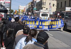 二零一一年二月二十七日，舊金山的法輪功學員和支持者在舊金山中國城遊行，聲援九千萬三退，呼籲制止迫害。