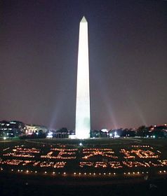 2003年7月，法輪功學員在美國華盛頓大型排字組成「法正天地」