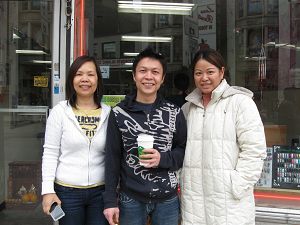 來自越南的莉娜（左）和她的朋友