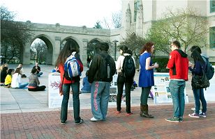 波士頓大學國際特赦學生卡茨（左四）拿著傳單告訴人們法輪功真相