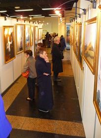 '真善忍美展在聖馬羅市政府展廳吸引眾多參觀者'