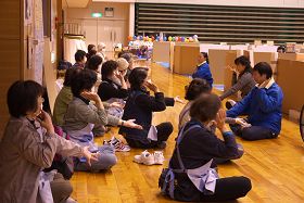 法輪功學員義務至福島第一核電站六十公里左右的須賀川市的一個避難所，教授法輪功五套功法