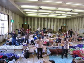 法輪功學員在東松島市避難所教功情形