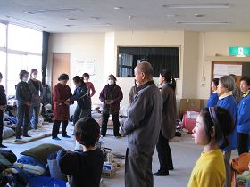 法輪功學員在東松島市避難所教功情形