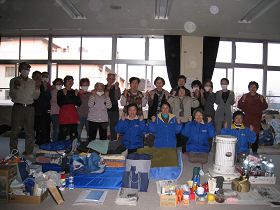 日本法輪功學員前往東松島市避難所向災民教授法輪功功法，圖為與災民的合影