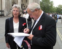 參加聖喬治日慶祝活動的肯茲（Kents）夫婦雙雙在反迫害徵簽表上簽名