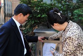 韓國法輪大法學會在中共駐韓使館前紀念「四•二五和平大上訪」十二週年，並將聲明書投入中使館的郵箱