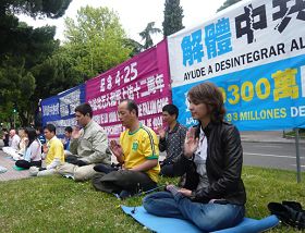 二零一一年四月十六日，西班牙法輪功學員中使館前紀念四二五，和平反迫害