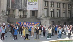 四月二十三日，法輪功學員在溫哥華市中心藝術館廣場集體煉功