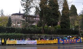四月二十五日，溫哥華學員冒雨在中領館前抗議中共迫害