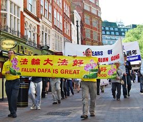 法輪功學員在倫敦遊行，紀念「四•二五」，傳播真相