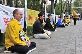 基輔法輪功學員在烏克蘭中使館前舉辦活動，揭露中共迫害