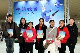 佳緣舞蹈團團長劉於瑄（中）三月二十六日帶著學生來觀賞神韻演出
