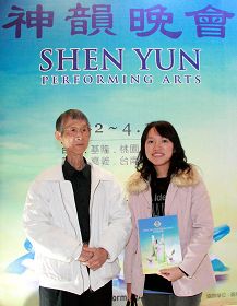 八十歲的油畫家吳輝鳳（左）與孫女吳佩萱