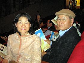 二零一一年四月一日晚間，西亞貿易公司董事長張志忠偕同夫人周秀鳳觀賞神韻晚會在台北市首場演出。