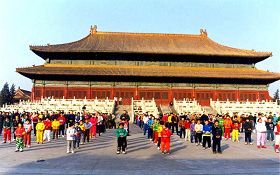'一九九九年中共迫害法輪功前，北京大法小弟子集體煉功的祥和、美好場面'