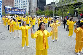 波士頓法輪功學員歡慶第十二屆「世界法輪大法日」，在波士頓中國城綠色通道廣場煉功