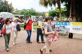 台北法輪功學員在士林官邸拉橫幅講清真相，路過的旅客高喊「法輪大法好！」