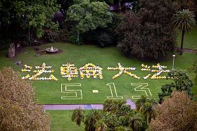 慶祝「世界法輪大法日」，悉尼法輪功學員聚集在市中心的海德公園(