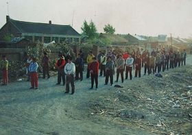（歷史照片：1999年7月20日前，雙城鄉鎮法輪功學員在村頭集體煉功）