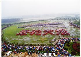 九九年四月十一日，武漢五千學員排「法輪大法」字形，雨中聽交流