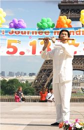 法國法輪功學員演奏中國傳統民樂歡慶第十二屆世界法輪大法日