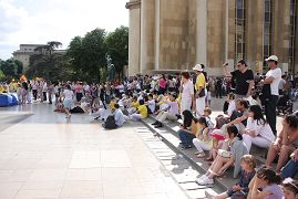 法國法輪功學員慶祝世界法輪大法日的活動吸引了很多觀眾