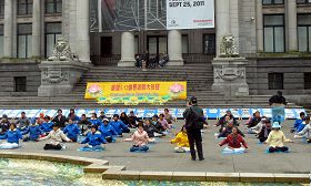 五月十四日，法輪功學員在溫哥華市中心藝術館廣場集體煉功