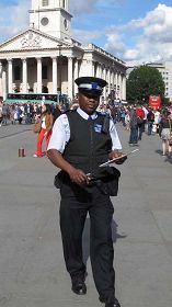 擔任鴿子廣場保安工作的警察也對法輪功感興趣