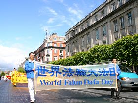愛爾蘭法輪功學員在都柏林舉行了遊行活動來歡慶這一節日