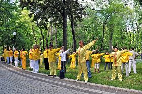 慶祝第十二屆世界法輪大法日，烏克蘭法輪功學員在中使館前集體煉功。