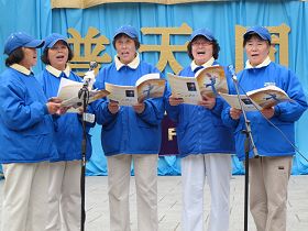 常年在唐人街講真相的老年大法弟子在演唱《給你希望的路》。