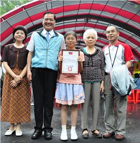 翁婷和父母及奶奶一家四口於頒獎典禮後，和新竹市長許明財（左二）合影