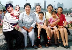 左起：大女兒劉紅輝、母親董淑蘭、二女兒劉紅豔、兒媳、小女兒劉紅霞