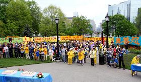'五月二十二日，一千多名法輪功學員及支持者在安省議會大樓前集會，慶祝法輪大法傳世十九週年。'