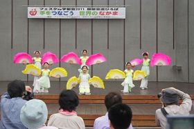 日本明慧學校的法輪大法小弟子表演扇子舞
