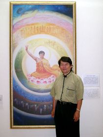 國際藝術院總裁伊籐三春先生在他最喜愛的作品《轉動乾坤》前拍照留念